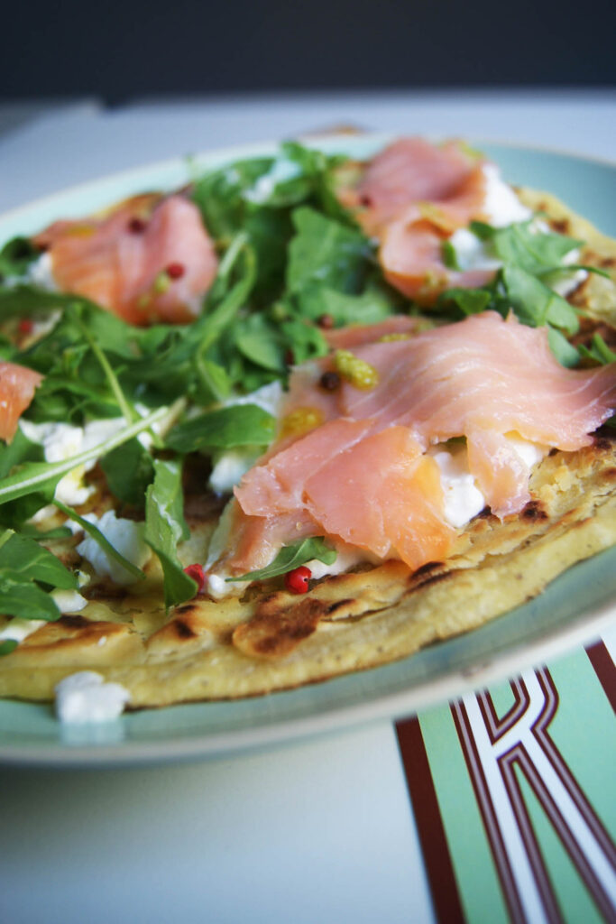 Crescia con salmone e burrata