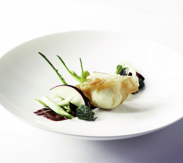 Fagottini ripieni di caprino fresco con insalata di puntarelle