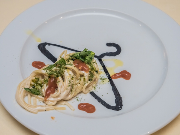 Spaghetti con fonduta di Parmigiano e basilico disidratato