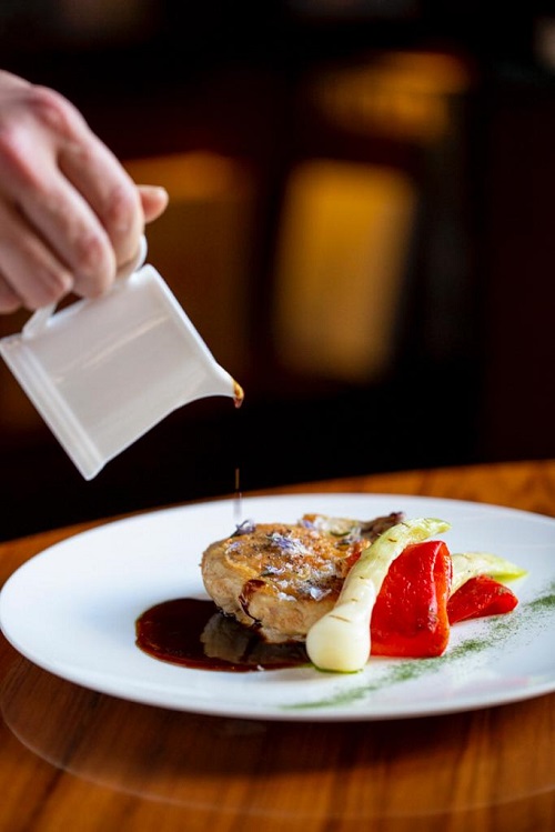 Pollo arrosto con i peperoni e salsa al rosmarino