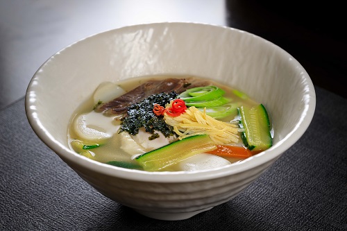 Tteokguk. Zuppa coreana con gnocchi di riso