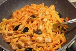 Tagliatelle con pesce spada e olive nere
