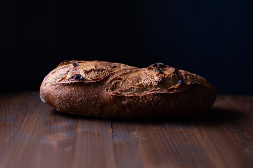 Pane con fichi, noci e uvetta