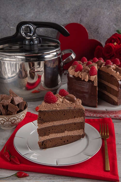 Torta al doppio cioccolato cotta nella pentola a pressione