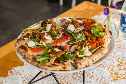 Pepe Nero a Bisceglie. Compie 10 anni e cambia pelle (ma non la pizza)