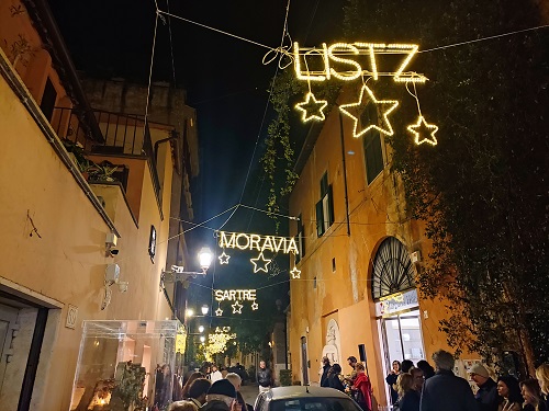 Luminarie natalizie dedicate ai protagonisti delle arti visive, della musica, della letteratura e del cinema