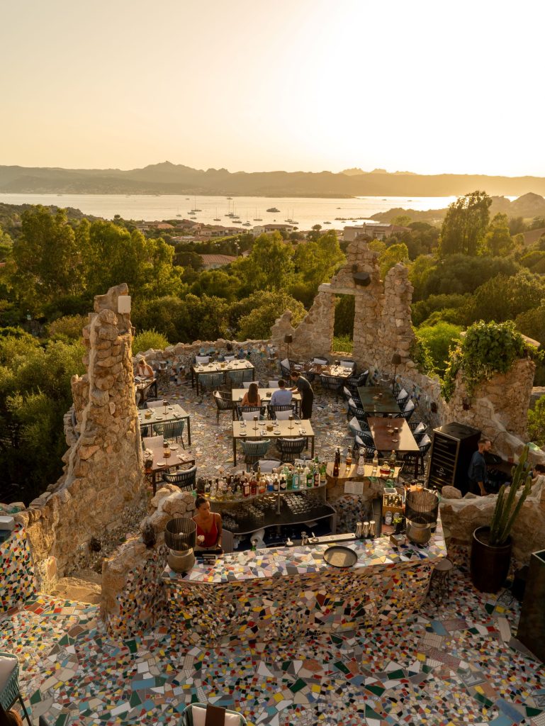 In Sardegna, alle Terrazze del Ritual, per mangiare sospesi tra granito e cielo