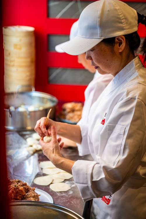 Un famoso tiktoker ha aperto una ravioleria cinese a Roma