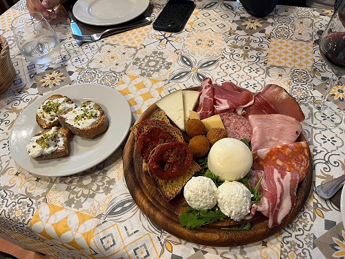 Da otto anni, a Magliano Romano, un verace locale a conduzione familiare, propone la sua cucina tradizionale e gustosa non priva di ricercatezza e interessante anche nel prezzo