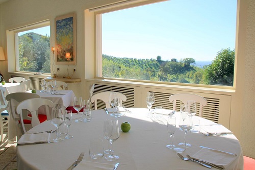 Nel ristorante di famiglia, su un colle al confine con l'Umbria, la chef Laura Marciani rielabora piatti della tradizione sabina e dedica il suo impegno anche alla solidariet&agrave; 