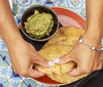 Cucina internazionale, drink e vini naturali sul Tevere