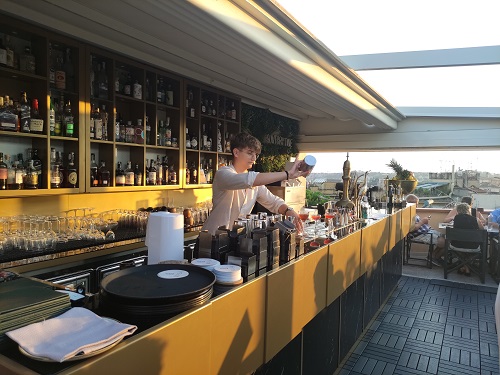 Sui tetti di Roma un contesto unico fra design contemporaneo, sapori mediorientali e mixology fusion