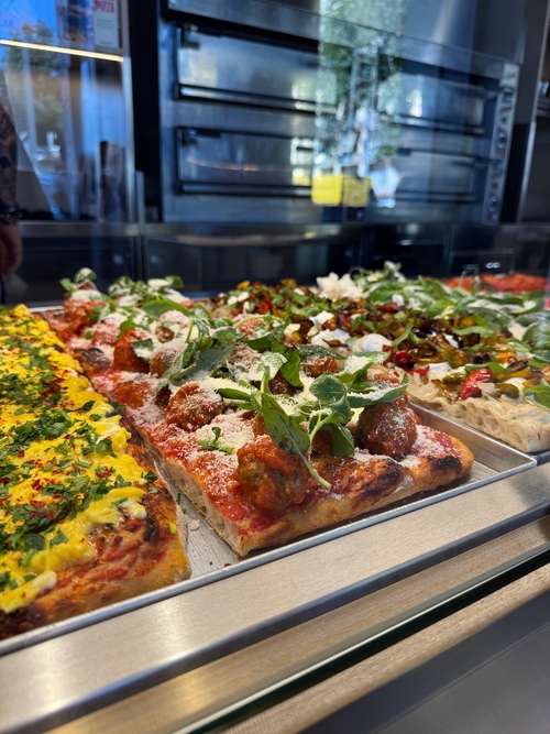 Bancone di 8 metri, posti a sedere, chef table. È il nuovo Pizzarium!