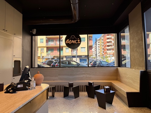 Bancone di 8 metri, posti a sedere, chef table. È il nuovo Pizzarium!