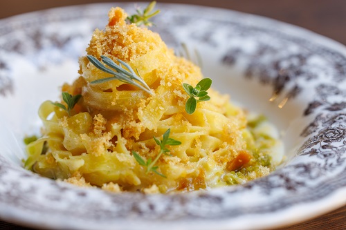 Il titolo della fortunata canzone di Ghali ben compendia l'aria che si respira nel locale di Castel Gandolfo a cui ha dato vita da qualche mese il team di Sintesi, 1 stella Michelin in quel di Ariccia 