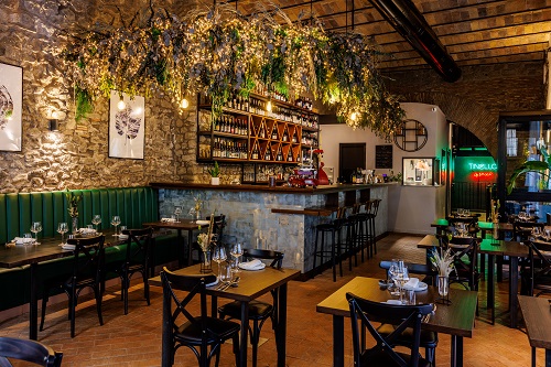 Il titolo della fortunata canzone di Ghali ben compendia l'aria che si respira nel locale di Castel Gandolfo a cui ha dato vita da qualche mese il team di Sintesi, 1 stella Michelin in quel di Ariccia 