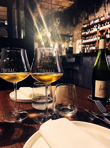 Il titolo della fortunata canzone di Ghali ben compendia l'aria che si respira nel locale di Castel Gandolfo a cui ha dato vita da qualche mese il team di Sintesi, 1 stella Michelin in quel di Ariccia 