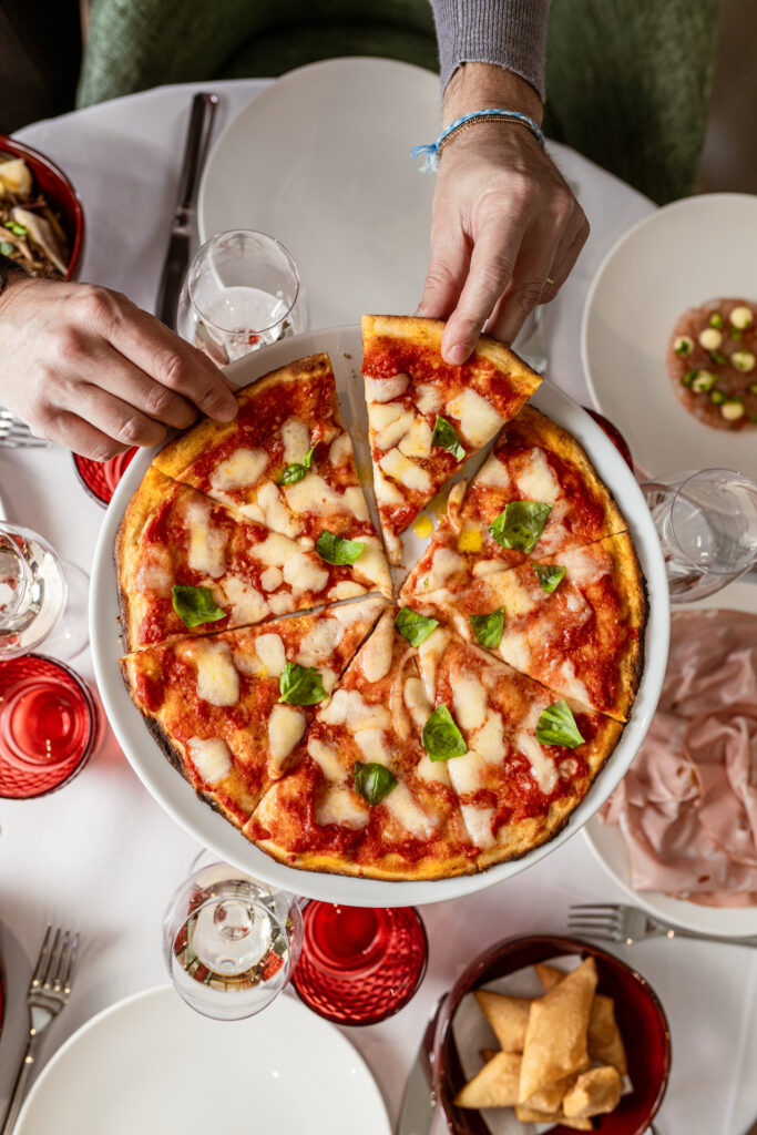 Vitello tonnato, cotoletta, pizza bassa e croccante. Dove? A Napoli!