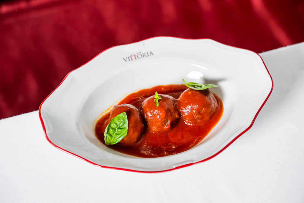 Vitello tonnato, cotoletta, pizza bassa e croccante. Dove? A Napoli!