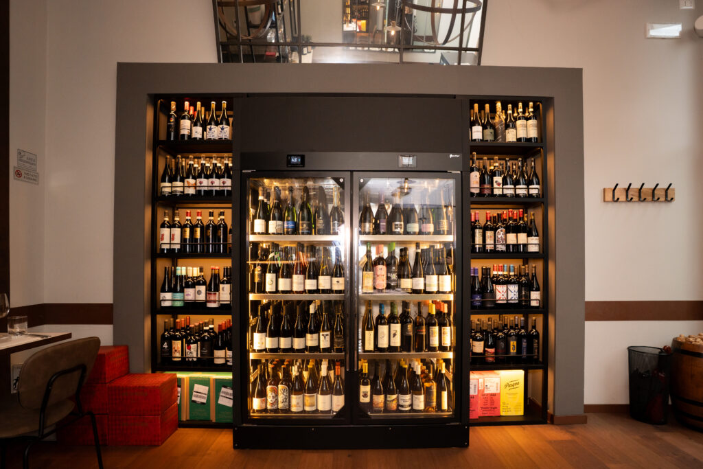 L’enoteca romana che punta alla convivialit&agrave; tra tapas e vini