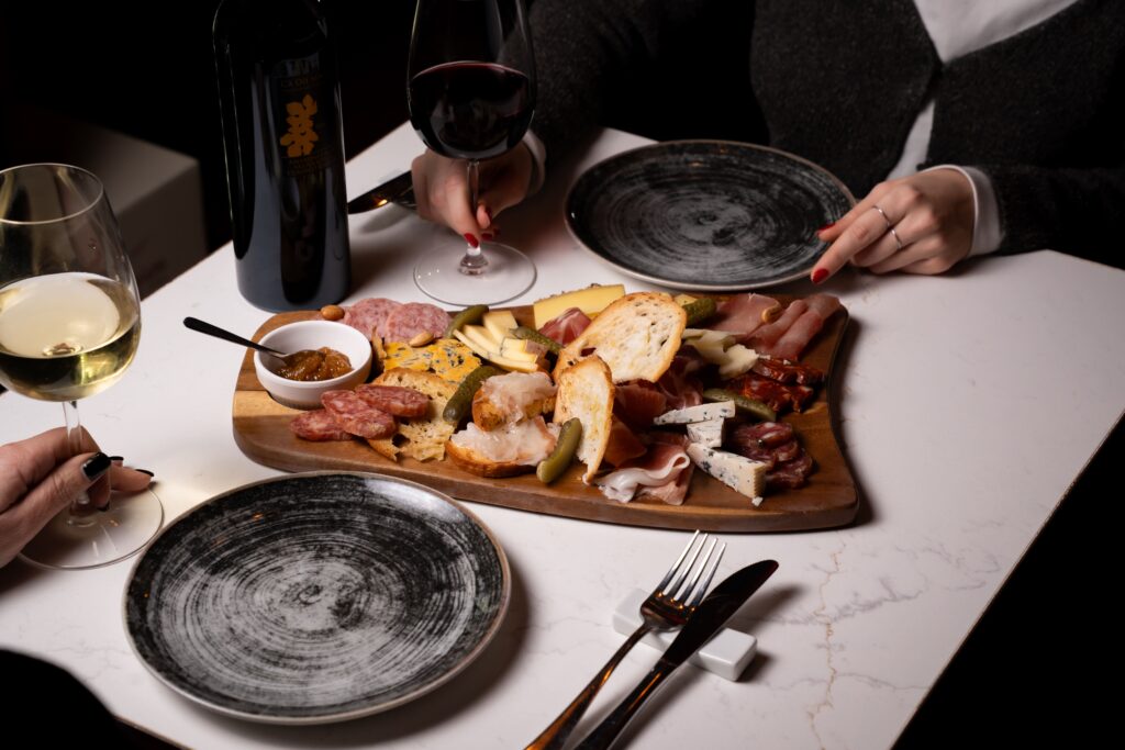 L’enoteca romana che punta alla convivialit&agrave; tra tapas e vini