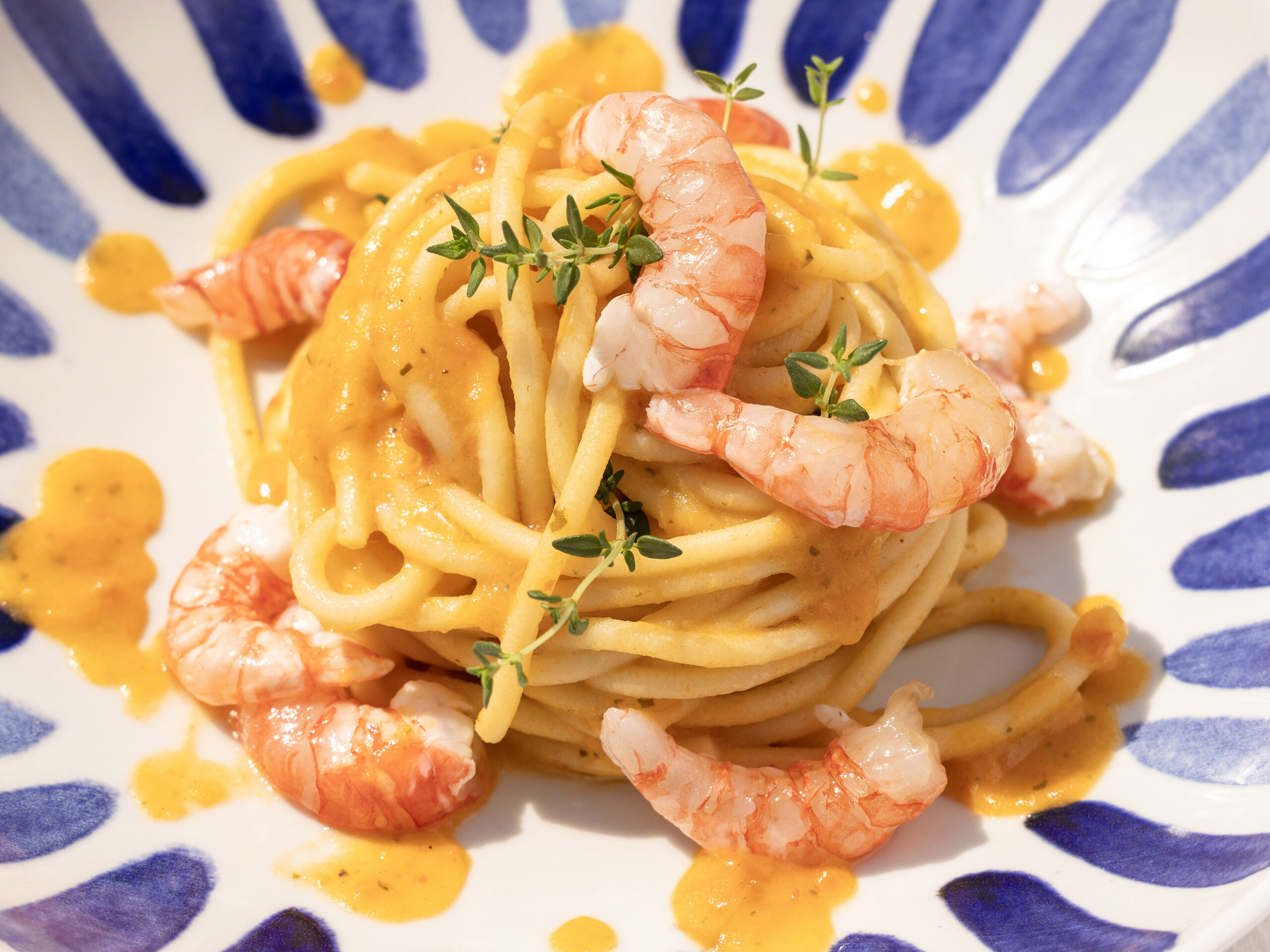 Spaghettoni con crema di datterini gialli e gamberi rossi di Gallipoli