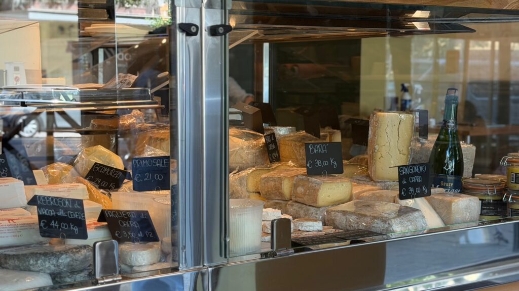 Lo storico bar &agrave; fromage romano lascia il centro e sceglie via Gallia