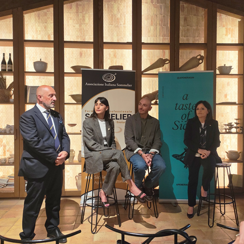 Vincitore, nel 2024, del doppio premio conferito da The Gin Guide Awards sia come migliore &ldquo;Contemporary Gin&rdquo; che come &ldquo;Design and Branding Awards&rdquo; &ndash; Dialogo a Casa Diodoros (AG) con Giusy Cipolla e Jerry Prestigiacomo di House of Apenera Distillery