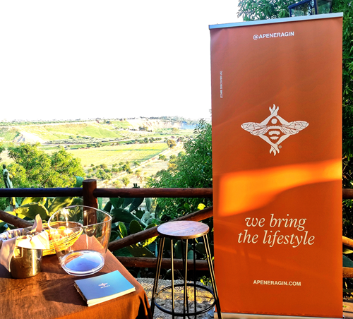 Vincitore, nel 2024, del doppio premio conferito da The Gin Guide Awards sia come migliore &ldquo;Contemporary Gin&rdquo; che come &ldquo;Design and Branding Awards&rdquo; &ndash; Dialogo a Casa Diodoros (AG) con Giusy Cipolla e Jerry Prestigiacomo di House of Apenera Distillery