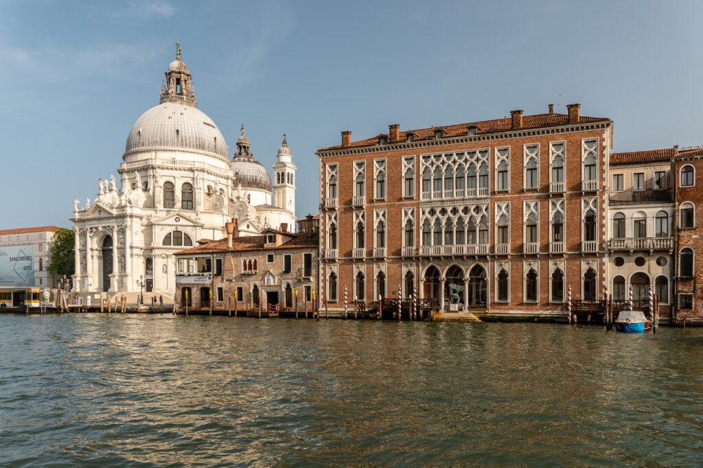 Venezia al risveglio: il rito del lusso silenzioso sul Canal Grande