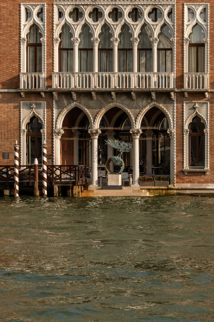 Venezia al risveglio: il rito del lusso silenzioso sul Canal Grande